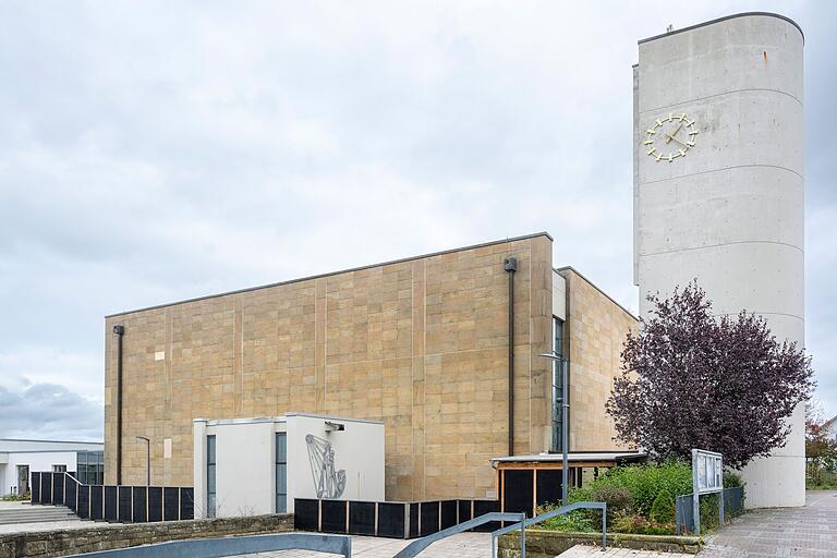 Als B-Kirche ist das Wernecker Gotteshaus eingestuft. Es ist allerdings sanierungsbedürftig, die Sandsteinplatten an der Fassade könnten herunterfallen. Deshalb ist seit langem ein Schutzzaun darum gebaut.