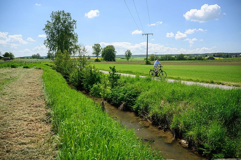 Über Feldwege entlang am Sauerquellenbach geht es im Landkreis Schweinfurt von Wettringen nach Fuchsstadt. Über Feldwege entlang am Sauerquellenbach geht es im Landkreis Schweinfurt von Wettringen nach Fuchsstadt.