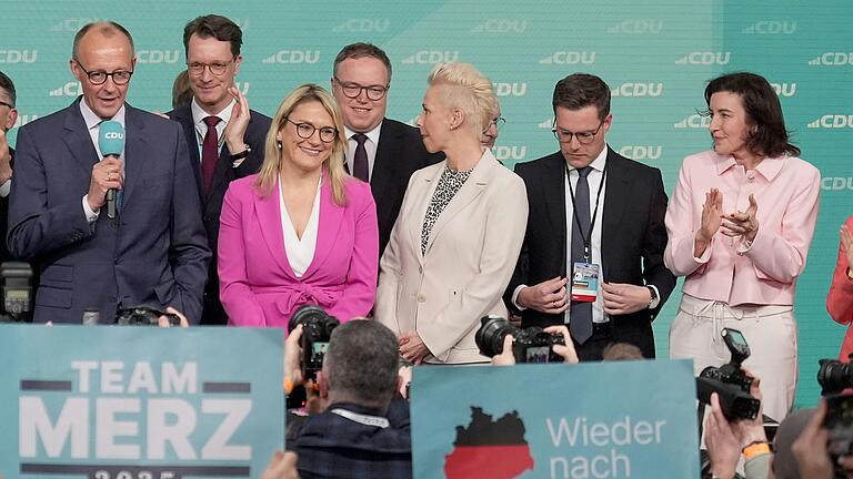  Dorothee Bär (rechts) beklatscht den Wahlsieg und ihren Kanzlerkandidaten Friedrich Merz. Dorothee Bär (rechts) beklatscht den Wahlsieg und ihren Kanzlerkandidaten Friedrich Merz. 