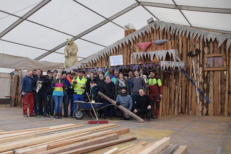 Schon ziemlich viel geschafft für den Bau der Skihütten-Bar im Eisbär-Zelt hat die junge Masshoppers-Truppe. Schon ziemlich viel geschafft für den Bau der Skihütten-Bar im Eisbär-Zelt hat die junge Masshoppers-Truppe.