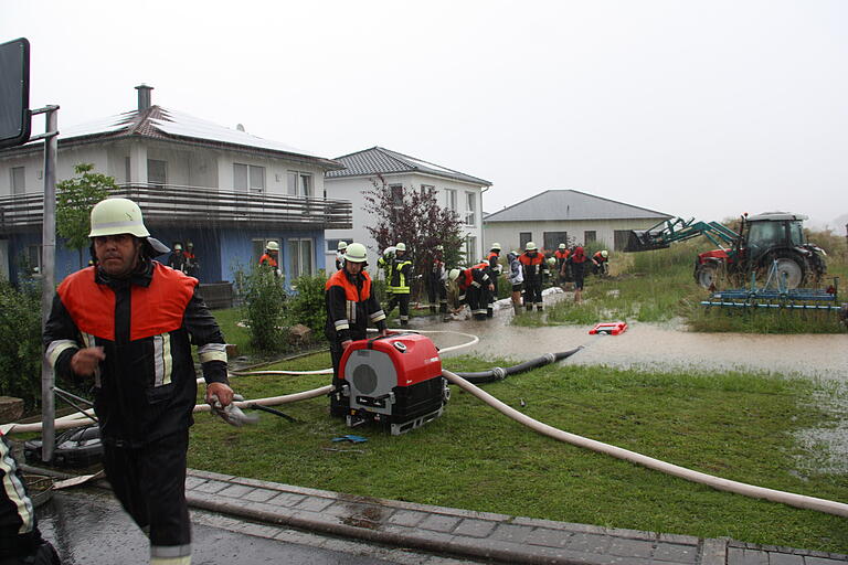 Am Sonntagmorgen, 11. Juli, flutete das von den Feldern hereinlaufende Wasser mehrere Anwesen in der Siedlung 'Am Steinbruch' in Mönchstockheim. Am Sonntagmorgen, 11. Juli, flutete das von den Feldern hereinlaufende Wasser mehrere Anwesen in der Siedlung 'Am Steinbruch' in Mönchstockheim.