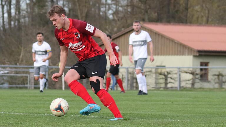 Yannick Deibl (hier in der vergangenen Saison in Geesdorf am Ball) erzielte zwei Tore für die DJK Schwebenried/Schwemmelsbach im Heimspiel gegen Alemannia Haibach.