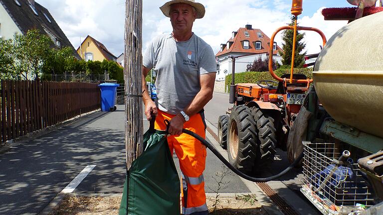 'Gießen, gießen, gießen' lautet derzeit das Motto der Gärtner. Hier füllt der Volkacher Stadtgärtner Harald Sauer bei einem Baumsack Wasser nach. 'Gießen, gießen, gießen' lautet derzeit das Motto der Gärtner. Hier füllt der Volkacher Stadtgärtner Harald Sauer bei einem Baumsack Wasser nach.