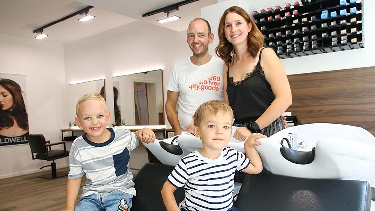 Nebenzimmer verkleinert, Salon gebaut. Eva und Sebastian Roß freuen sich mit Moritz (links) und Leo sehr über die Eröffnung von Hair Art in Neudorf.&nbsp;