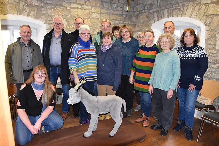 Im Ostergarten im 'Bibelturm' in Haßfurt können Besucherinnen und Besucher die Passion Jesu Christi mit gehen und die Ostergeschichte bewusst erleben. Über das ökumenische Projekt freuen sich die Vertreter beider Kirchen sowie Gerhard Winkler (Vorsitzender Bibelverein) und Haßfurts Bürgermeister Günther Werner (von links).