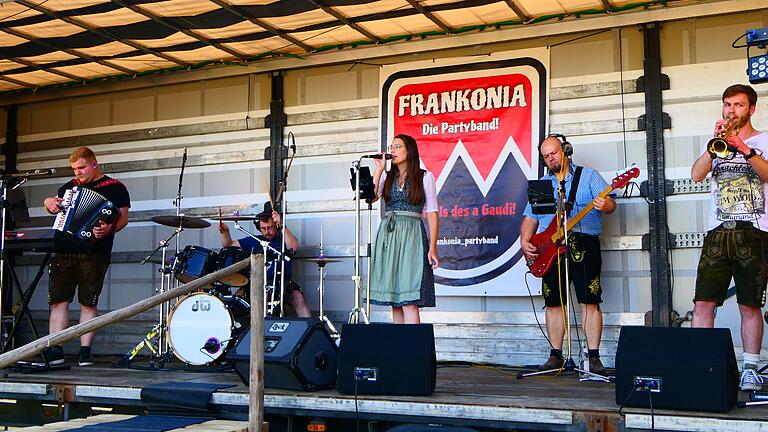 Die Band 'Frankonia' aus Hirschfeld im Landkreis Schweinfurt sorgte mit ihrer Sängerin Emily Braun beim Jubiläumsfest am Abend für Stimmung.