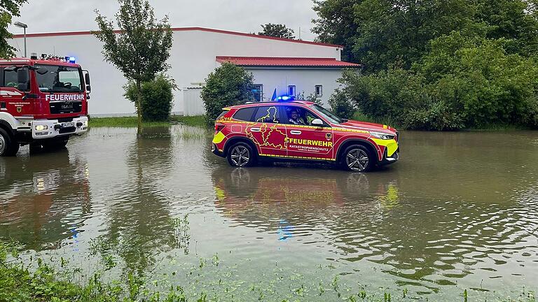 Bei der Anfahrt des Hilfskonvois aus Schweinfurt waren die Überflutungen in Mering unübersehbar und die Straßen kaum passierbar.