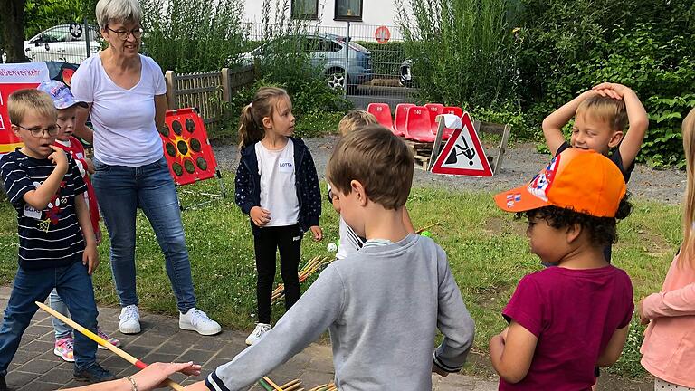 Die Kinder mit dem XXL Mikado.