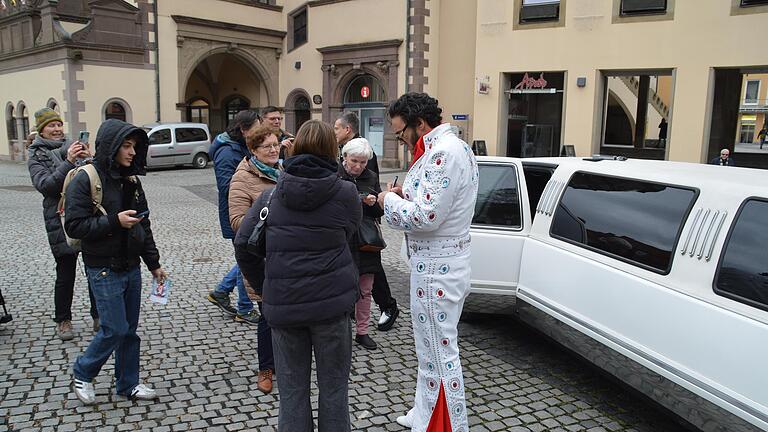 Autogramme für die Fans beim Konzert auf dem Schweinfurter Marktplatz - Autogramme für die Fans beim Konzert auf dem Schweinfurter Marktplatz Autogramme für die Fans beim Konzert auf dem Schweinfurter Marktplatz - Autogramme für die Fans beim Konzert auf dem Schweinfurter Marktplatz