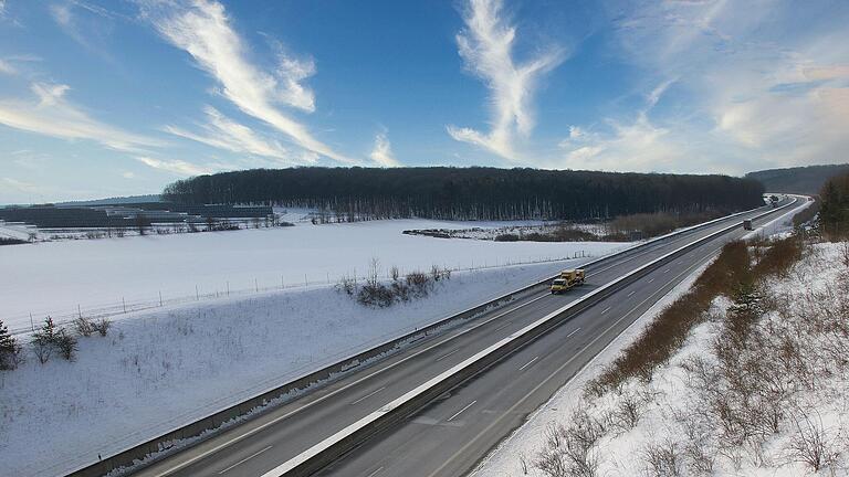 Direkt östlich der Autobahn A71 sollte ursprünglich die  Südlink-Stromtrasse auf Rannunger Gemarkung laufen. Nun soll sie streckenweise noch weiter in Richtung Dorf zu  rücken. Aber da gibt es noch den Plan, einen dritten Trinkwasser-Brunnen  auszuweisen. Foto: Dieter Britz       -  Direkt östlich der Autobahn A71 sollte ursprünglich die  Südlink-Stromtrasse auf Rannunger Gemarkung laufen. Nun soll sie streckenweise noch weiter in Richtung Dorf zu  rücken. Aber da gibt es noch den Plan, einen dritten Trinkwasser-Brunnen  auszuweisen. Foto: Dieter Britz