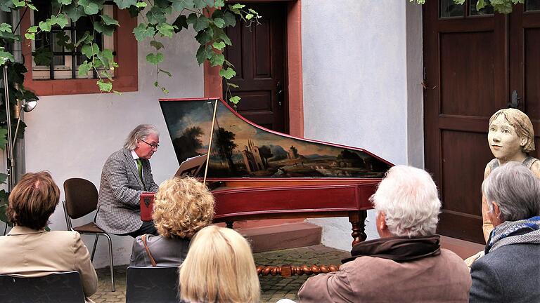 Aus der gegenwärtigen Lage geboren: Michael Günther spielte Cembalo-Musik im romantischen Innenhof des Franck-Hauses.