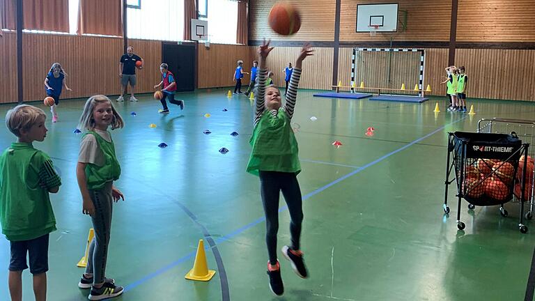 Bei den Dribbel- und Wurfübungen waren ständig alle Basketbälle im Einsatz und die Kinder in Bewegung.