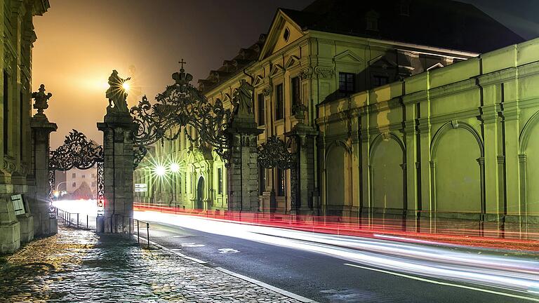 Das Oeggtor am Rennweg in Würzburg . Heute führt der Rennweg an Residenz (links) und Rosenbachpalais vorbei, die zur Hochzeit der Hexenverfolgung noch nicht errichtet waren. Das Oeggtor am Rennweg in Würzburg . Heute führt der Rennweg an Residenz (links) und Rosenbachpalais vorbei, die zur Hochzeit der Hexenverfolgung noch nicht errichtet waren.