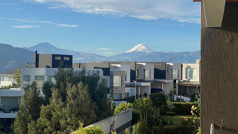 Blick vom Balkon aus auf den zweithöchsten Berg Ecuadors, den Cotopaxi. Blick vom Balkon aus auf den zweithöchsten Berg Ecuadors, den Cotopaxi.