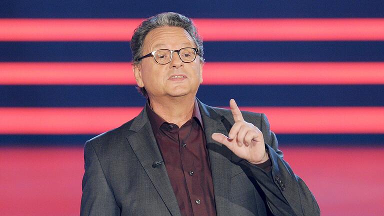 Günter Grünwald       -  Der Kabarettist Günter Grünwald tritt am 10.10.2014 in München (Bayern) bei den Bavaria Filmstudios in einer Fernseh-Gala auf. Nun beendet er seine großen Kabarett-Tourneen, wenige Wochen nachdem er bereits das Ende seiner langjährigen Fernsehsendung gefeiert hatte. (Archivbild)