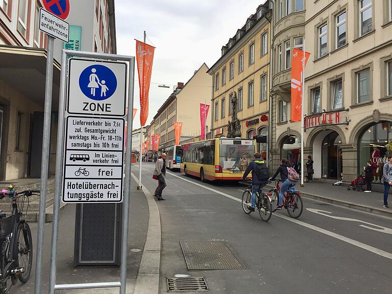 So hatte man sich das im Frühjahr eigentlich gedacht: Busse und Radfahrer dürfen fahren, ansonsten ist die untere Theaterstraße Fußgängerzone.