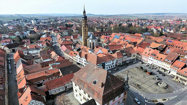 Blick auf Teile der Kernstadt von Bad Königshofen. Knapp 4200 der insgesamt 6125 Einwohnerinnen und Einwohner leben in der Kernstadt.