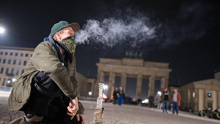 Cannabis-Liberalisierung in Deutschland - Berlin.jpeg       -  „Ankiffen“ am Brandenburger Tor: Anders als in Berlin gab es in Bayern keine öffentlichen Kiff-Partys.