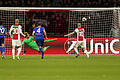 Elfmeter       -  Davy Klaassen (r) von Ajac Amsterdam trifft per Elfmeter zum 1:0 gegen Schalke. Foto: Ina Fassbender