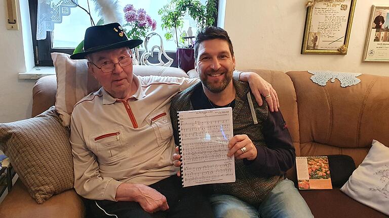 Eine eigene Polka und der alte Trachtenhut, der noch immer auf Reisen geht: Zum 80. Geburtstag schrieb Markus Arnold seinem Schwiegervater Helmut Friedel eine eigene Polka  mit dem Titel „Ein Musikanten Leben“. Der alte Hut, den Friedel vor Jahren an seinen Schwiegersohn weitergab, wurde zur Feier des Tages wieder getragen.