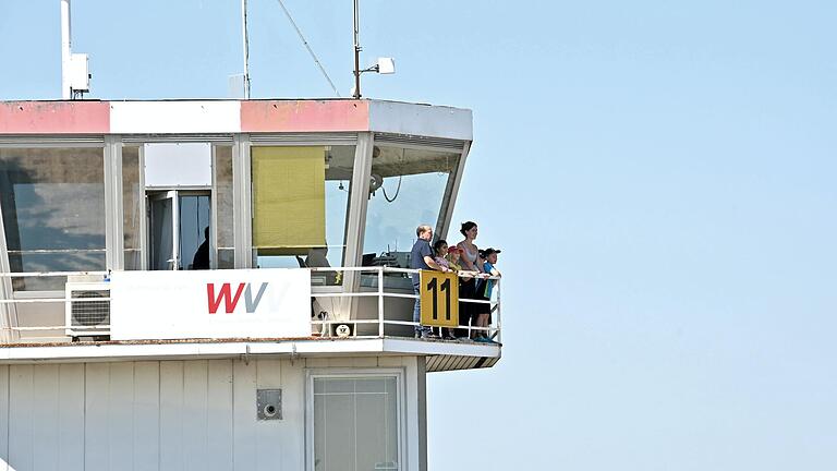 Mit den Führungen hinter die Kulissen des Flugplatzes vertrieben der Segelflieger Gerd Walz und der zweite Vorsitzende des Vereins Christian Frizlen (links) den Kindern die Wartezeit. Dabei durfte auch eine Besichtigung des Towers nicht fehlen.