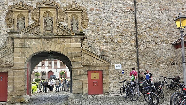 Fahrrad-Ständer werden benötigt. Die Aufwertung des Dorfplatzes vor dem Kloster-Komplex ab 2026 soll gleichzeitig die erste Umbauphase des Kartäusermuseums einläuten.