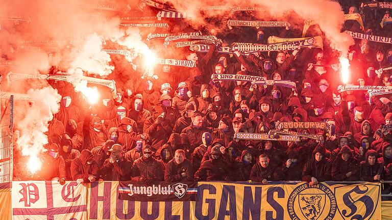 Fans von Eintracht Braunschweig       -  Der Einsatz von Pyrotechnik in Stadien sorgt bei Politikern und Verbänden regelmäßig für große Kritik.