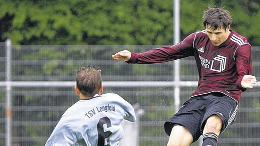 Bodenkampf: Lengfelds Manuel Wolf (links) grätscht gegen Andreas Hetterich (ASV Rimpar). Eine Bilderserie vom Landesliga-Derby gibt's unter: www.mainpost.de/sport/wuerzburg