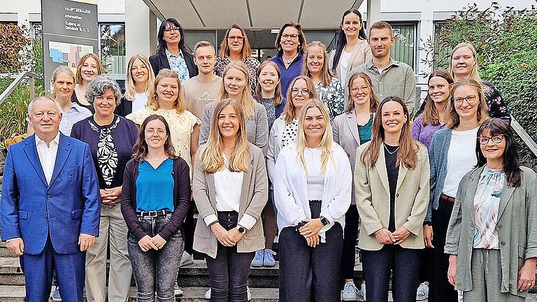 Unser Foto zeigt (vorne, von links): Landrat Thomas Bold, Susanne Kolb (Schulrätin), Lara Amend, Franziska Kuchenbrod, Jana Kneuer, Theresa Voll, Judith Schwind und Schulamtsdirektorin Birgit Herré sowie (2. Reihe, von links): Viola Eckert, Josefa...       -  Unser Foto zeigt (vorne, von links): Landrat Thomas Bold, Susanne Kolb (Schulrätin), Lara Amend, Franziska Kuchenbrod, Jana Kneuer, Theresa Voll, Judith Schwind und Schulamtsdirektorin Birgit Herré sowie (2. Reihe, von links): Viola Eckert, Josefa Kleinhenz, Julia Hammer, Michelle Zimmer, Sina Mahlo, Hannah Eichmeier und ( 3. Reihe, von links) Stina Schölzel, Laura Metz, Nicolas Schmitt, Lisa Schaub, Leonie Herold, Simon Finke und Scarlett Jähnke; In der hintersten Reihe (von links): Gudrun Peters und Ursula Hammer (Seminarrektorinnen für die Grundschulen), Sabine Oschmann-Hockgeiger (Vorsitzende Personalrat) sowie Andrea Beck (Seminarleiterin Mittelschule).