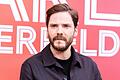 Daniel Brühl       -  Daniel Brühl gehört zu den zahlreichen Prominenten, die einen offenen Brief an CDU-Chef Friedrich Merz, die Abgeordneten von Union, FDP und BSW verfasst haben. (Archivbild)
