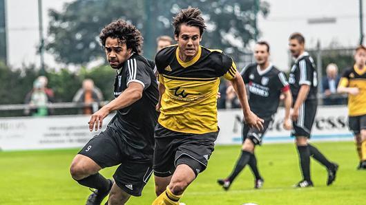 Nur nicht vom zuletzt erfolgreichen Weg abbringen lassen, wollen sich Tevin McCullough (links) und der FC Sand nach dem Remis in Frohnlach im Heimspiel gegen den Tabellendritten aus Würzburg. Nur nicht vom zuletzt erfolgreichen Weg abbringen lassen, wollen sich Tevin McCullough (links) und der FC Sand nach dem Remis in Frohnlach im Heimspiel gegen den Tabellendritten aus Würzburg.