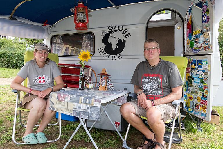 Mit ihrer 29 PS 'starken' Citroen 2CV Ente Dolly und dem Wohnanhänger aus DDR-Produktion in Leichtbauweise sind Melanie und Stefan Drücker aus Osnabrück angereist.