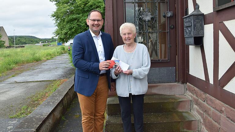 In körperlicher und geistiger Frische feierte die Wiesenfelderin Paula Werthmann ihren 90. Geburtstag. Bürgermeister Michael Hombach überbrachte der Jubilarin Glückwünsche.