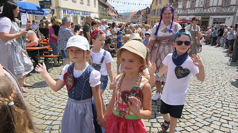 Auch die Zeiler Kindergarten- und Grundschulkinder liefen wieder beim Festzug mit. Auch die Zeiler Kindergarten- und Grundschulkinder liefen wieder beim Festzug mit.