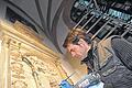 Feinarbeit: Restaurator Christoph Schädel zieht die Konturen des Reliefs in der Sepultur des Kiliansdomes nach.