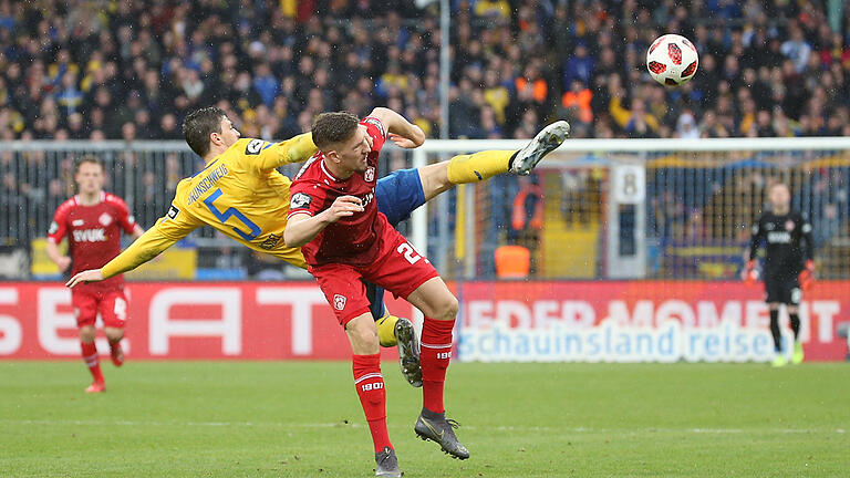 Benjamin Kessel (Eintracht Braunschweig) im Zweikampf mit Janik Bachmann (FC Würzburger Kickers). Benjamin Kessel (Eintracht Braunschweig) im Zweikampf mit Janik Bachmann (FC Würzburger Kickers).