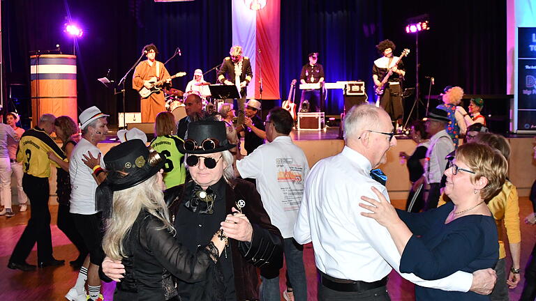 „Tanzbein schwingen“ war in der Stadthalle beim schwungvollen und heiteren Auftakt der Jubiläumsveranstaltungen angesagt. Für den richtigen Sound sorgte die Band „Dance the funky Chicken“. „Tanzbein schwingen“ war in der Stadthalle beim schwungvollen und heiteren Auftakt der Jubiläumsveranstaltungen angesagt. Für den richtigen Sound sorgte die Band „Dance the funky Chicken“.