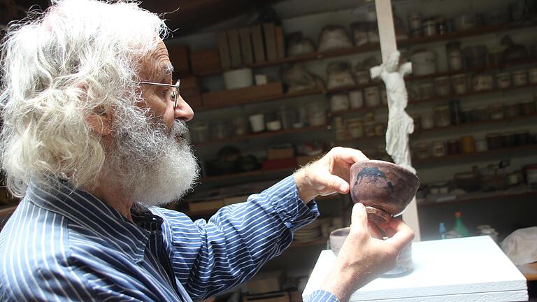 Hubert Klinkel, Künstler aus Handthal, mit einer seiner nach japanischer Art gefertigten Teeschalen (Chawan).