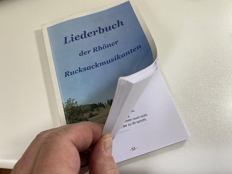 Die Rucksackmusikanten aus Waldfenster haben ein eigenes Liederbuch herausgebracht, nachdem die Freude am Mitsingen bei den Fans groß ist.