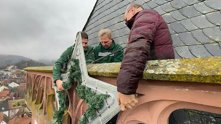 Nach vier Jahren sitzen in schwindeliger Höhe auf dem Kirchturm der Lohrer Stadtkirche bei (von links) Florian Schüßler, Bernd Gottschalk, Karl-Hermann Hummel und Matthias Sendelbach (nicht im Bild) alle Handgriffe.