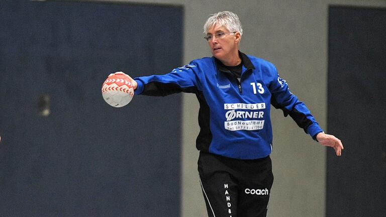 Seit mehr als zwei Jahrzehnten gibt Birgit Gerbig (rechts) ihre Leidenschaft für den Handballsport als Trainerin weiter.