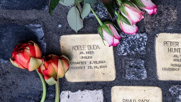 2019 wurde Stolpersteine für die im 'Notgefängnis' in der Friesstraße inhaftierten Opfer des NS-Regimes verlegt, auch für Adela Duda (auf dem Stolperstein als 'Adele'). Adela Duda wurde laut den Angaben ihrer Familie 1925 geboren. Den Nazi-Behörden gegenüber machte sie sich offenbar zwei Jahre älter, weshalb als Geburtsjahr '1923' in Dokumenten und auf dem Stolperstein steht.