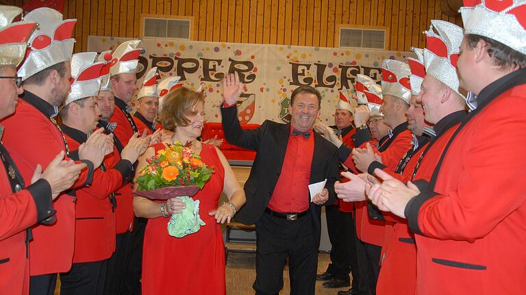 Anke Plömpel und Ralf Kraus (Mitte) heirateten am 11.11. In Albertshofen und gingen beim Ordenkommers in ein weiteres Jahr als Prinzenpaar.