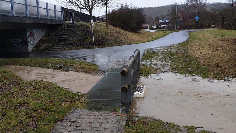 Der Mündungsbereich des Jakobsbachs wäre bei einem Starkregen laut Risikoanalyse schnell überfordert und der gesamte Bereich östlich der B13 überflutet. Der Mündungsbereich des Jakobsbachs wäre bei einem Starkregen laut Risikoanalyse schnell überfordert und der gesamte Bereich östlich der B13 überflutet.
