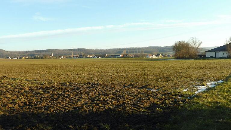 Auf dieser Fläche wird der Solarpark entstehen. Rechts der Traustadter Aussiedlerhof 'Sonnenhof'. Im Hintergrund sind die Häuser von Hundelshausen zu sehen. Auf dieser Fläche wird der Solarpark entstehen. Rechts der Traustadter Aussiedlerhof 'Sonnenhof'. Im Hintergrund sind die Häuser von Hundelshausen zu sehen.