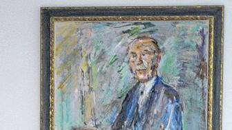 Kunst im Kanzlerinnen-Büro: Angela Merkel 2006 vor einem von Oskar Kokoschka gemalten Werk, das Konrad Adenauer zeigt.