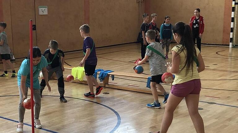 Rund um den Handball ging es beim Grundschulaktionstag  an der Bad Brückenauer Grundschule. Foto: Klaus Sieß       -  Rund um den Handball ging es beim Grundschulaktionstag  an der Bad Brückenauer Grundschule. Foto: Klaus Sieß