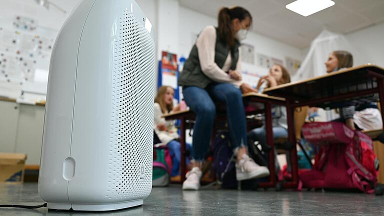 Luftfilter für jedes Klassenzimmer im Freistaat hat Bayerns Ministerpräsident versprochen. Doch viele Kommunen zögern noch.