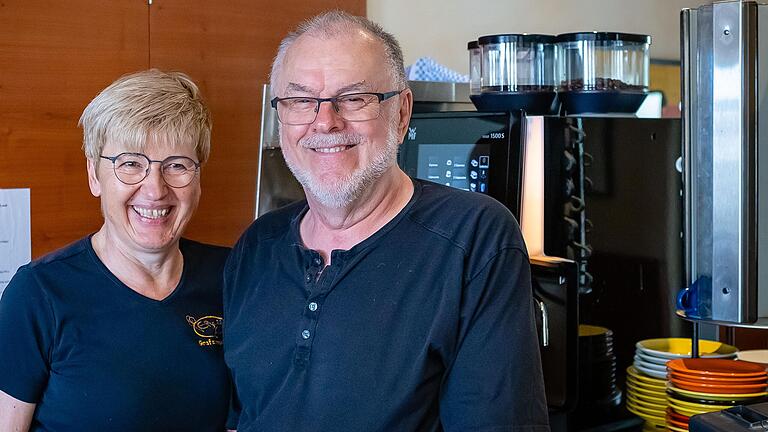 Gudrun und Robert Endres in ihrem Eiscafé in Grafenrheinfeld. Seit 3. Oktober ist geschlossen. Die Familie hat lange nach einem Nachfolger gesucht, jetzt hat es geklappt.&nbsp;