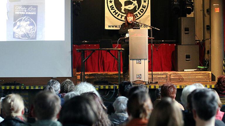 Im Rahmen der 32. Schweinfurter Frauenwochen hielt Birgit Mair im Schweinfurter Kulturzentrum 'Stattbahnhof' einen vom Bündnis für Demokratie und Toleranz 'Schweinfurt ist bunt' veranstalteten Vortrag zum Thema 'Frauen in der rechten Szene'.